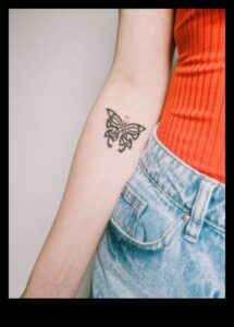 Linii în șoaptă: mișcare grațioasă în tatuajele încheieturii mâinii