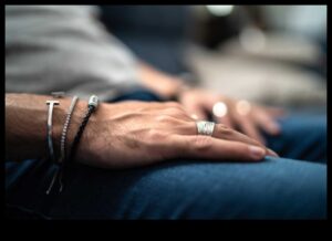 Rafinament modern: ridică-ți garderoba cu bijuterii pentru bărbați