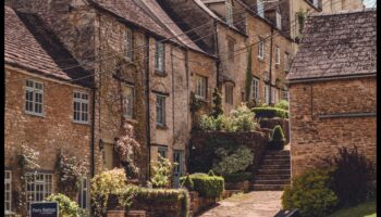 Farmecul pitoresc: vederi la sat și la oraș explorate